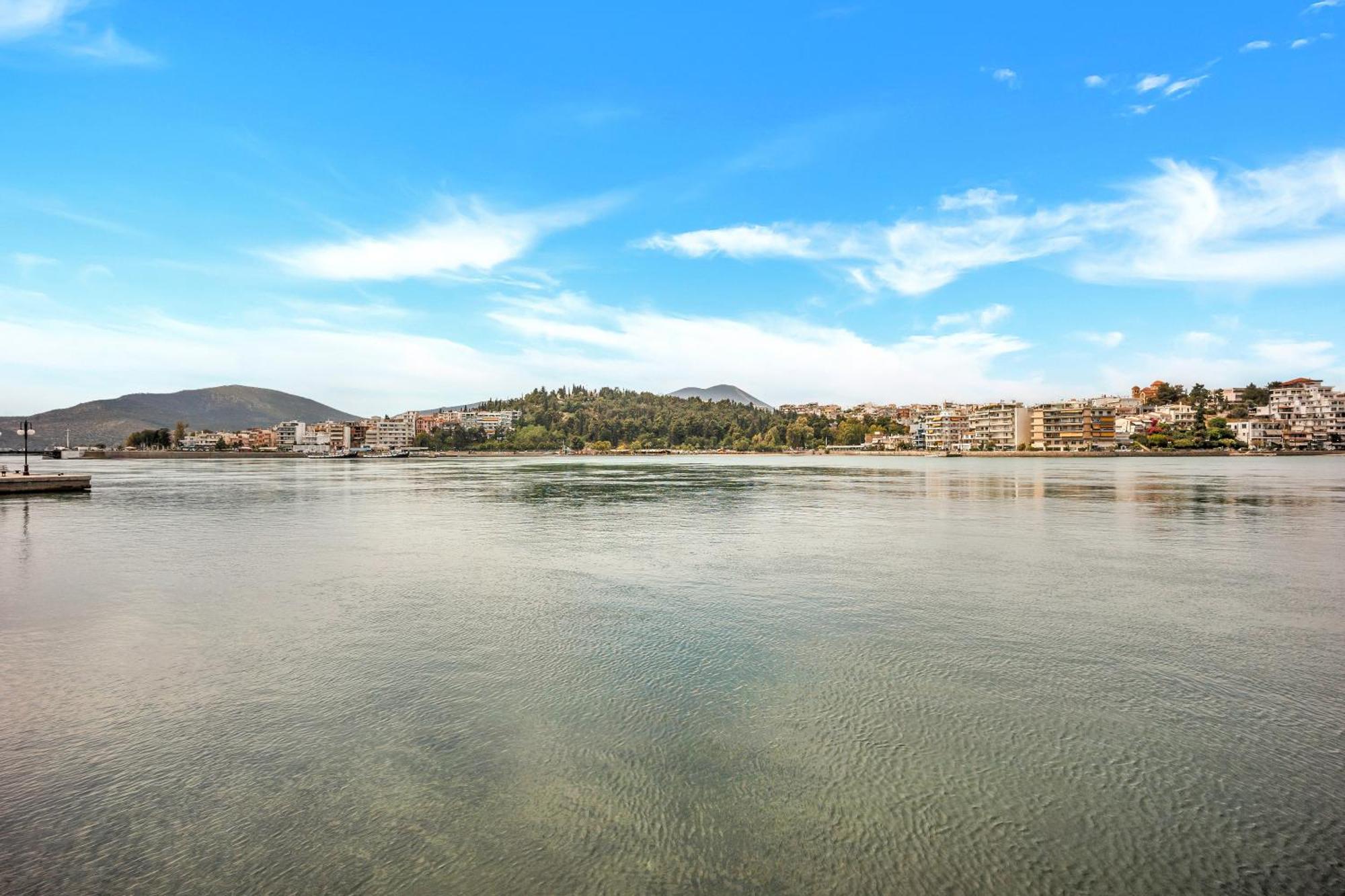 Fabulous Central Apartment Close To The Sea! Chalkida Luaran gambar