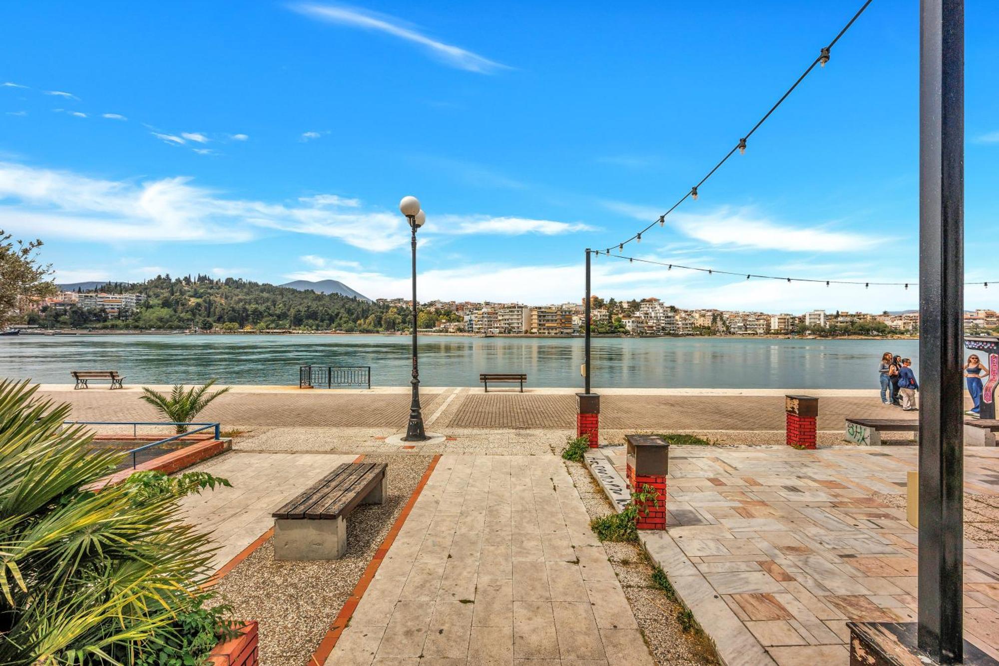 Fabulous Central Apartment Close To The Sea! Chalkida Luaran gambar